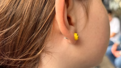 Ein Junges Mädchen Trägt Einen Ohrstecker