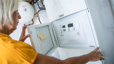 Eine Frau Kontrolliert Ihre Heizungsanlage