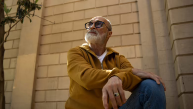 Ein Mann Blickt Nachdenklich In Die Ferne.