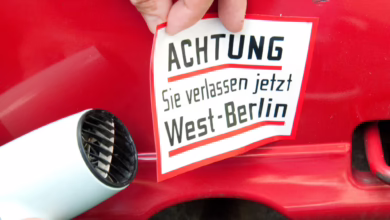 Ein Mann Entfernt Einen Aufkleber Vom Auto