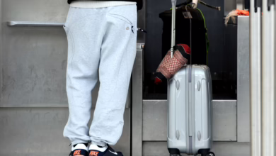 Ein Passagier Bei Der Gepäckabgabe