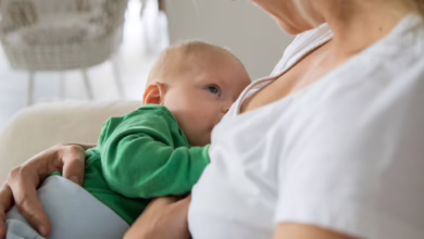 Eine Frau Stillt Ihr Baby