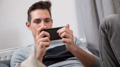 Ein Mann Spielt Auf Seinem Smartphone Ein Spiel