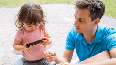 Mädchen Schaut Sich Ein Video Auf Dem Smartphone An