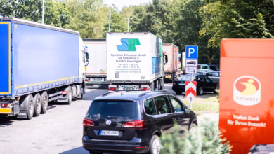 Zahlreiche Pkw Und Lkw Stehen Auf Dem Rastplatz Königsforst West