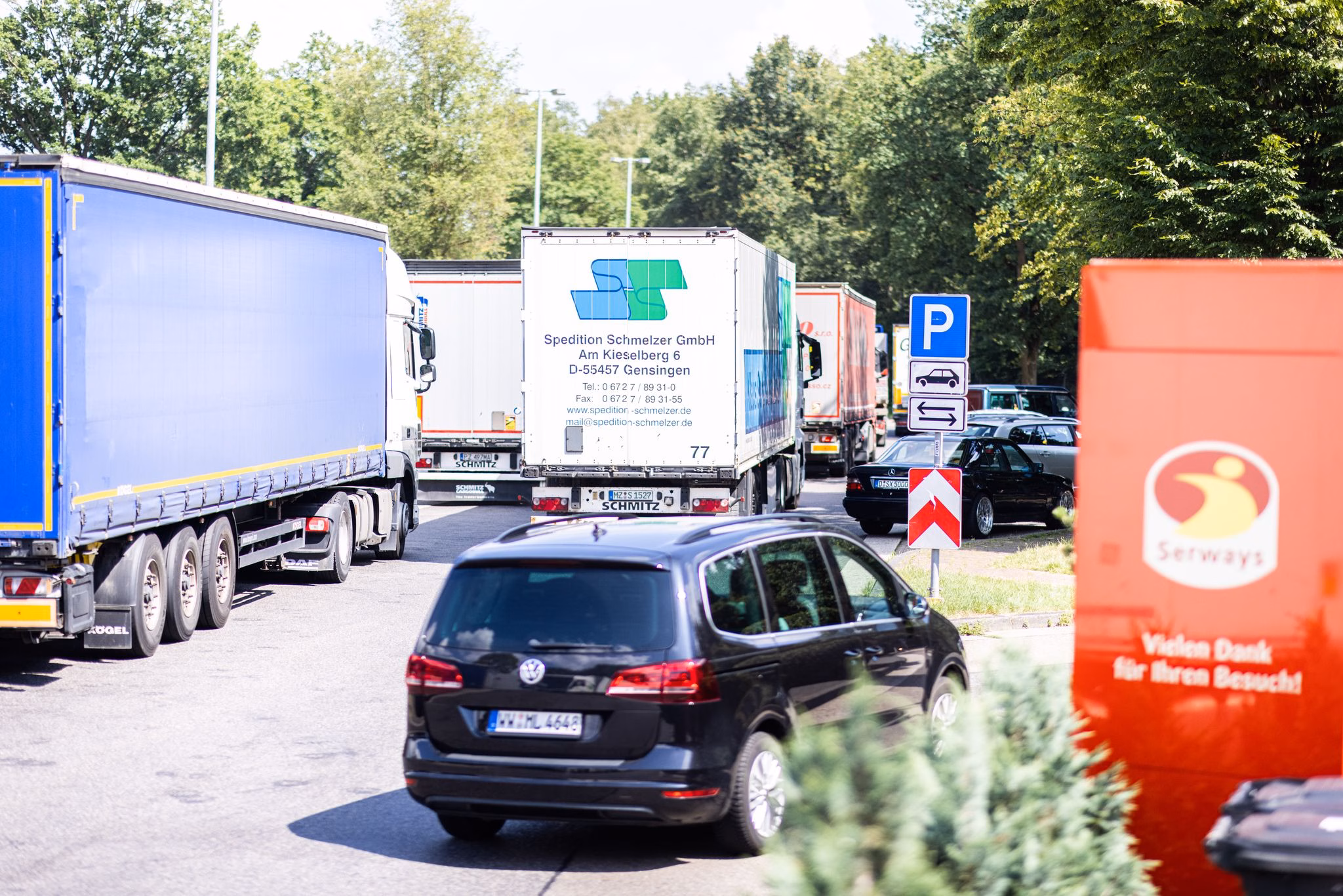 Zahlreiche Pkw Und Lkw Stehen Auf Dem Rastplatz Königsforst West