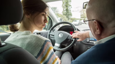 Eine Fahrschülerin Mit Ihrem Fahrlehrer