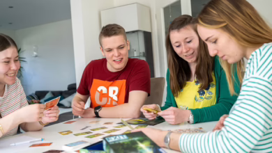 Eine Gruppe Spielt Ein Gesellschaftsspiel