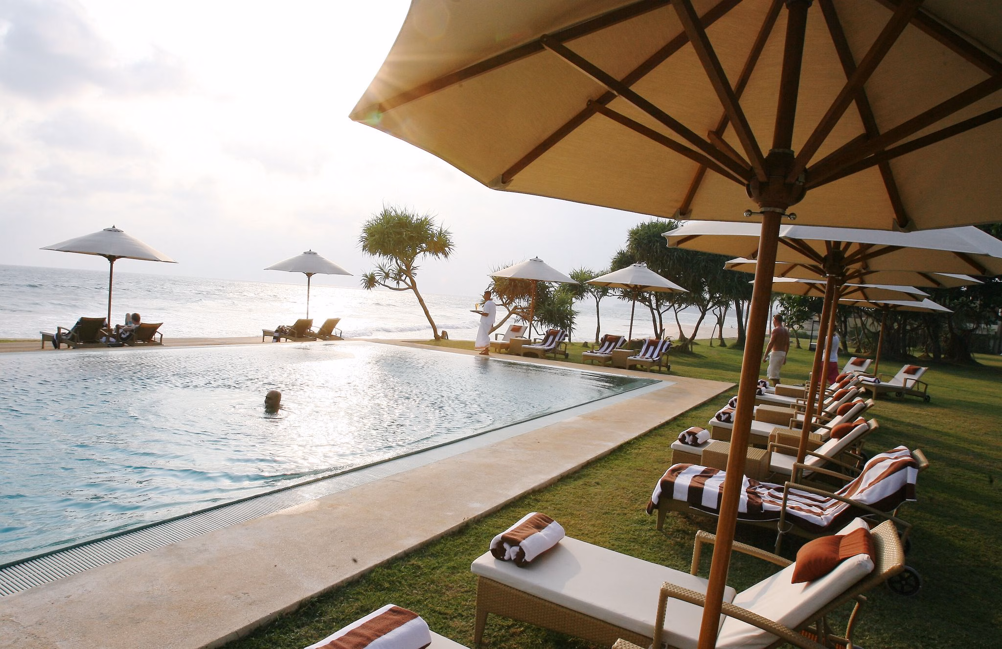 Handtücher Liegen Auf Sonnenliegen Am Pool