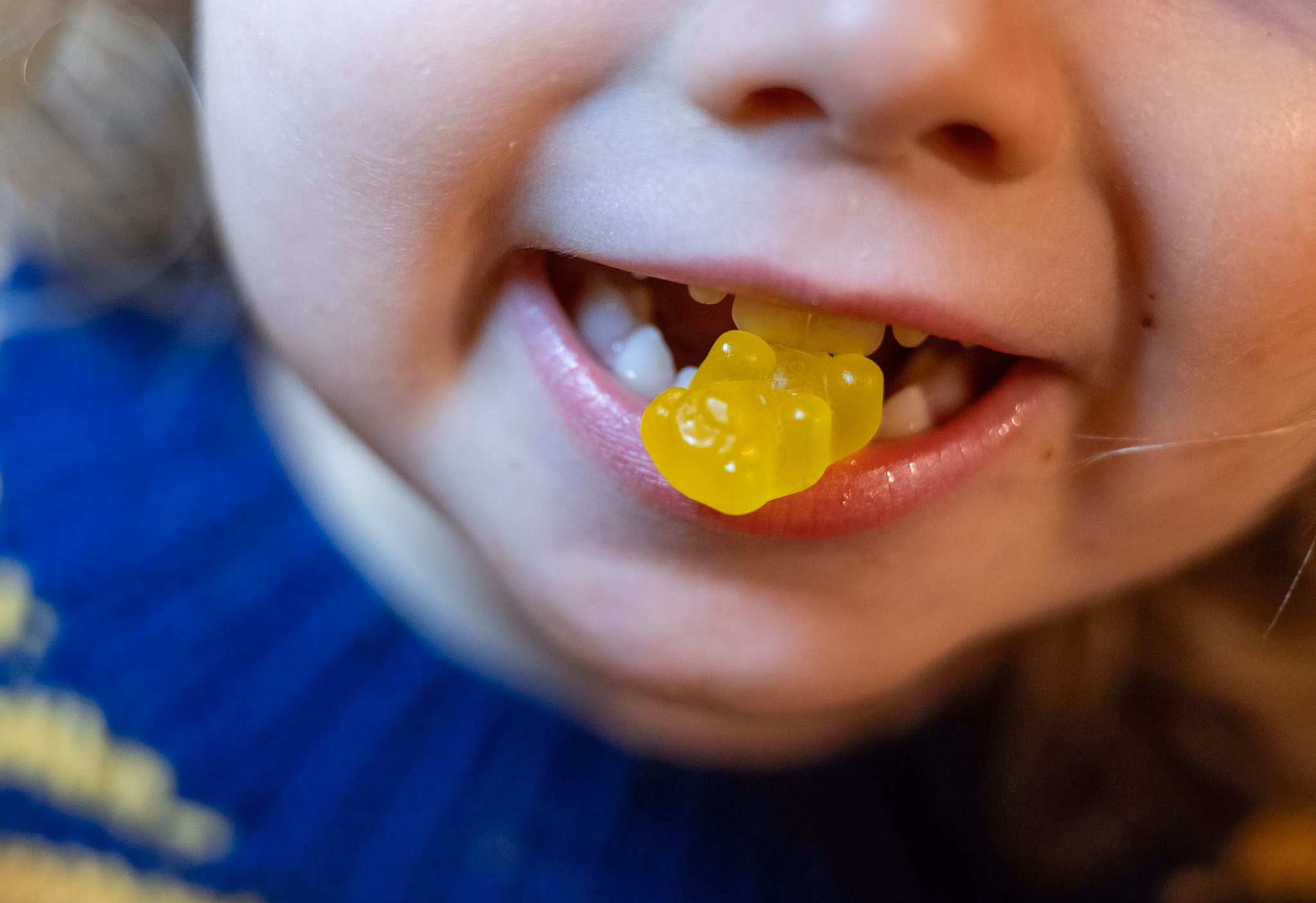 Ein Kind Beißt Auf Ein Gummibärchen