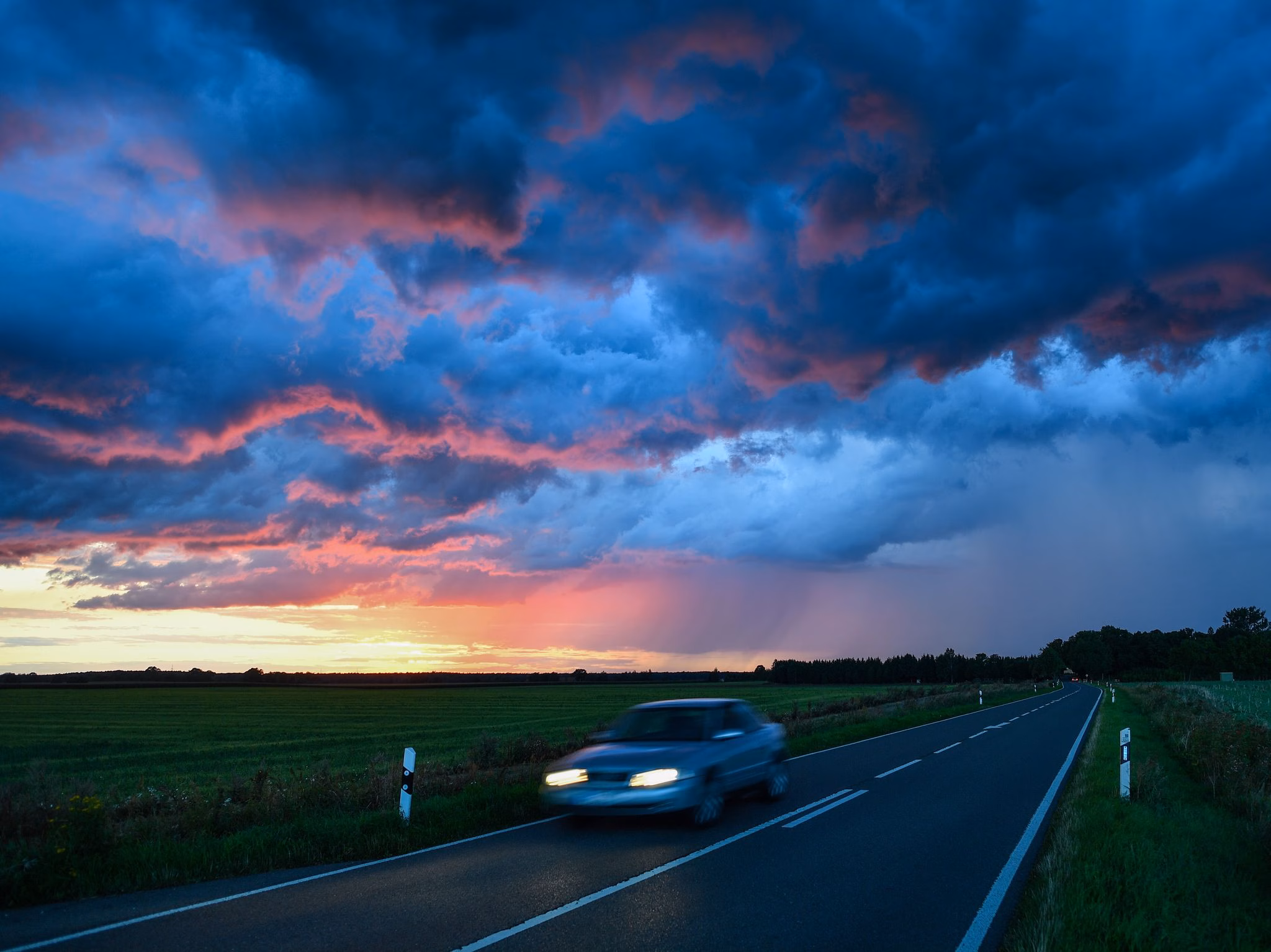 Auto Fährt Durch Eine Gewitterzelle
