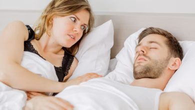 Frau Betrachtet Schnarchenden Mann Im Bett