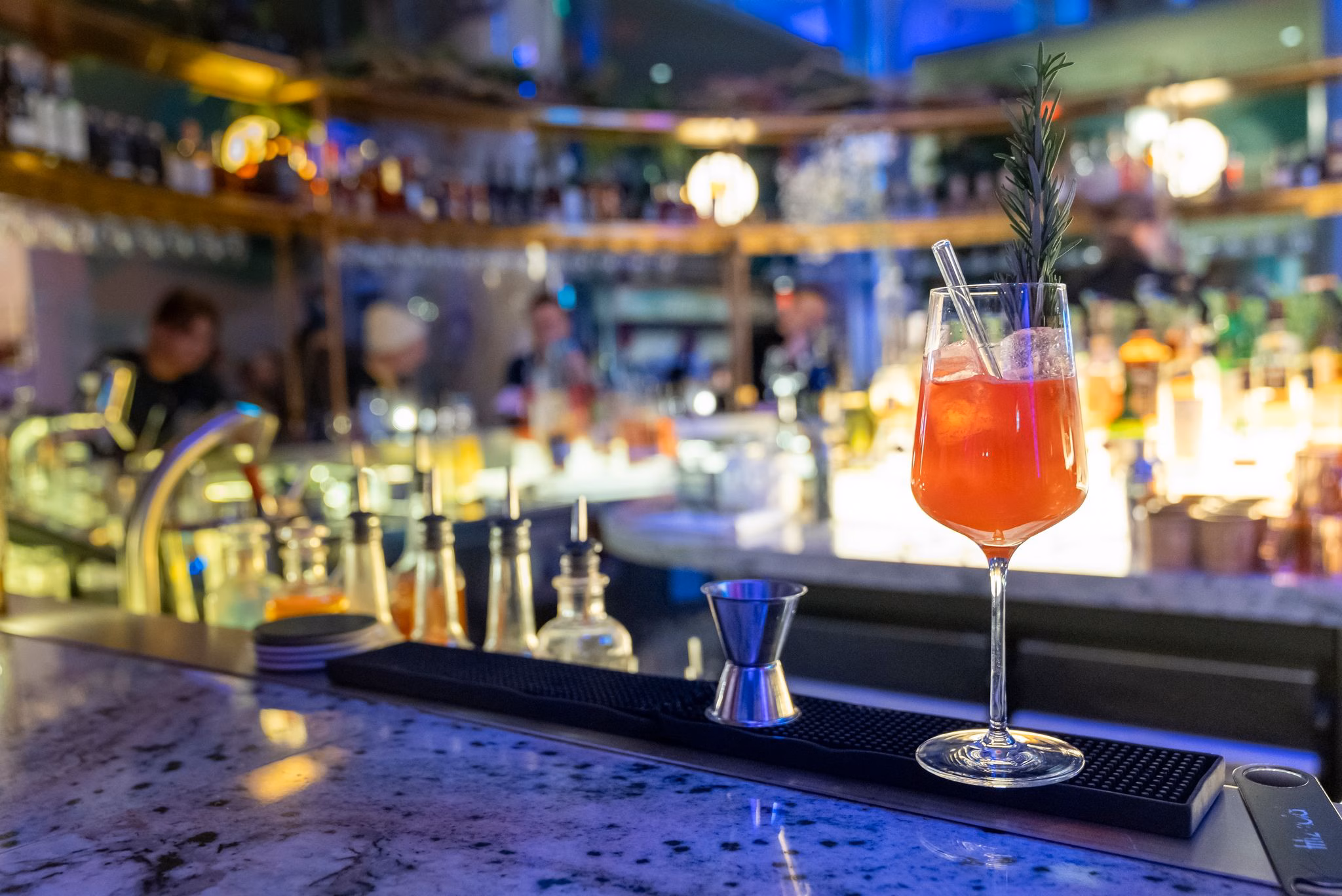 Ein Cocktail Steht Auf Dem Tresen Einer Bar In Berlin