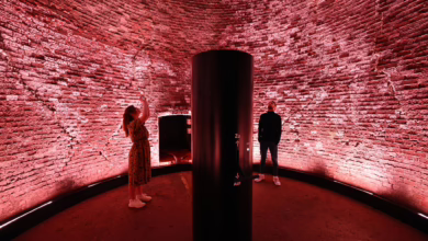 Besucher Am Denkmalpfad An Der Kokerei Zollverein