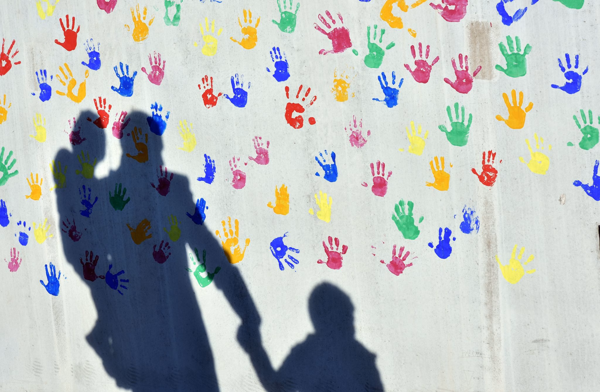 Schatten Auf Einer Wand Mit Bunten Handabdrücken