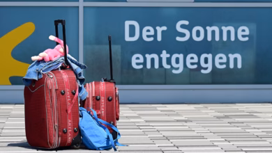 Gepackte Koffer Stehen Vor Dem Terminal Des Kassel Airports