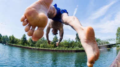 Ein Mann Springt Ins Kühle Nass An Einem Kanal