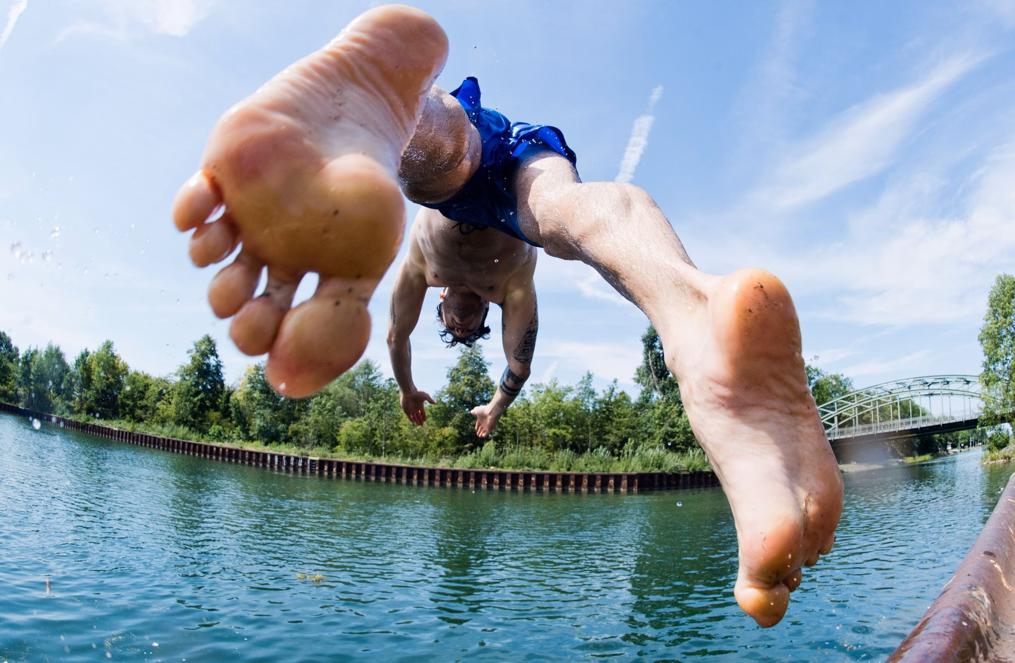 Ein Mann Springt Ins Kühle Nass An Einem Kanal