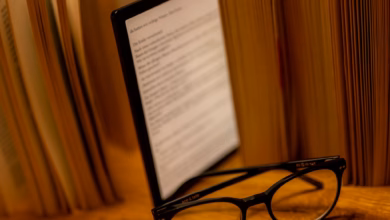 E Book Reader Steht Zwischen Büchern Auf Einem Tisch