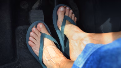 Frau Mit Flip Flops Am Steuer Eines Autos