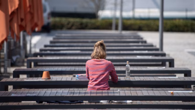 Eine Studentin Sitzt Auf Den Bänken Einer Mensa