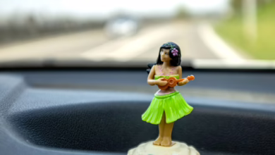 Eine Hula Figur Auf Dem Armaturenbrett Eines Autos