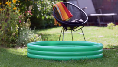 Ein Planschbecken Steht In Einem Garten