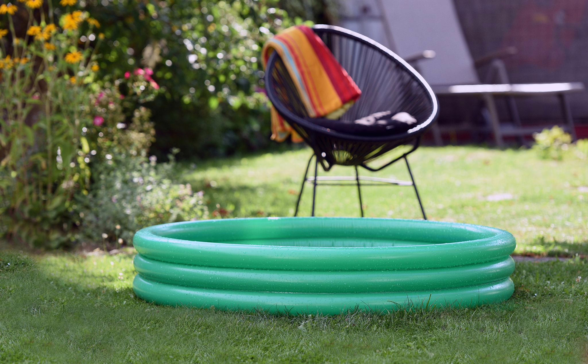 Ein Planschbecken Steht In Einem Garten