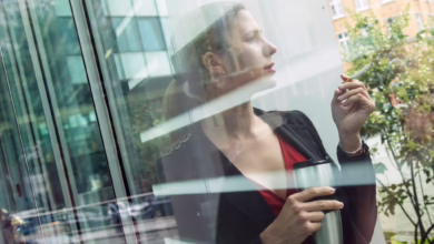 Eine Frau Raucht Zigarette Während Einer Pause