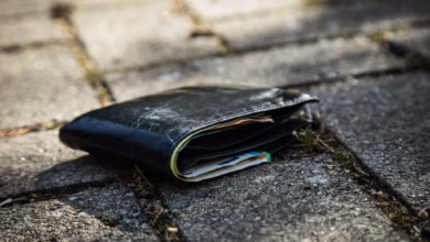 Eine Geldbörse Liegt Auf Dem Boden