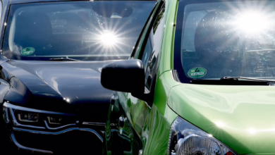 Autos Bei Sonnensein Und Hitze Auf Einem Parkplatz