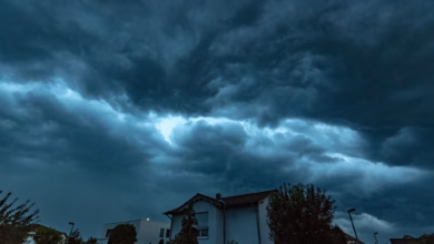 Ein sturm über einem wohngebiet
