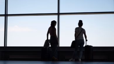Passagiere Stehen Im Flughafen Dresden Auf Der Aussichtsplattform