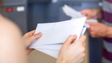 Ein paar steht am briefkasten