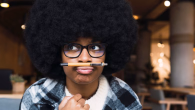 Eine Junge Frau Balanciert Einen Stift Auf Der Oberlippe