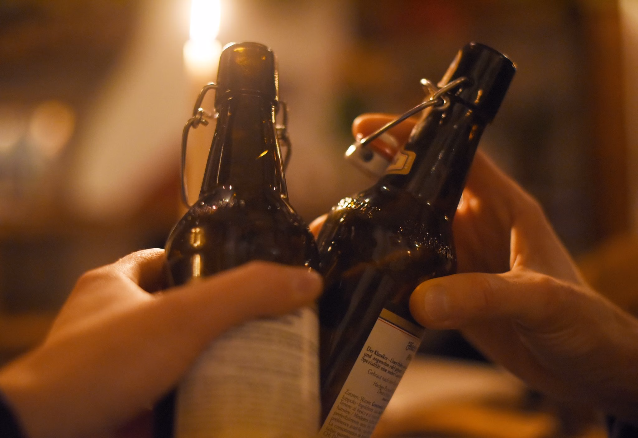 Anstoßen Mit Flaschenbier