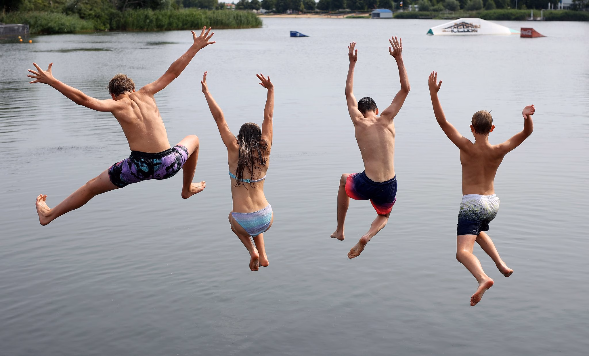 Kinder Springen In Einem See