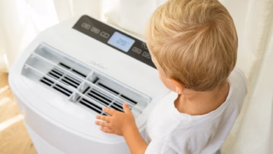 Junge Steht Vor Einer Klimaanlage