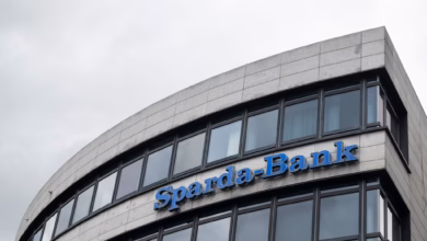 Graue wolken über der sparda bank in baden württemberg