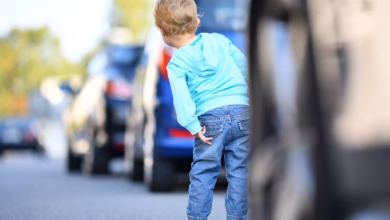 Kind Steht Zwischen Parkenden Autos