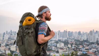 Mann Mit Rucksack Steht Vor Der Skyline Einer Stadt