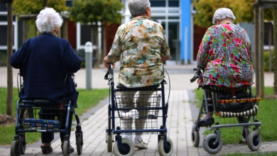 Drei Rentnerinnen Sitzen Auf Ihren Rollatoren