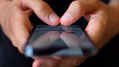 Mann tippt auf einem smartphone