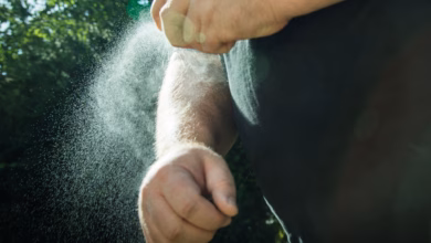 Mann benutzt mückenspray