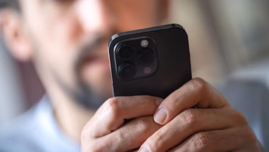 Ein Mann Schaut Auf Ein Smartphone