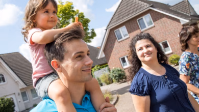 Ein Vater Trägt Eine Tochter Auf Den Schultern
