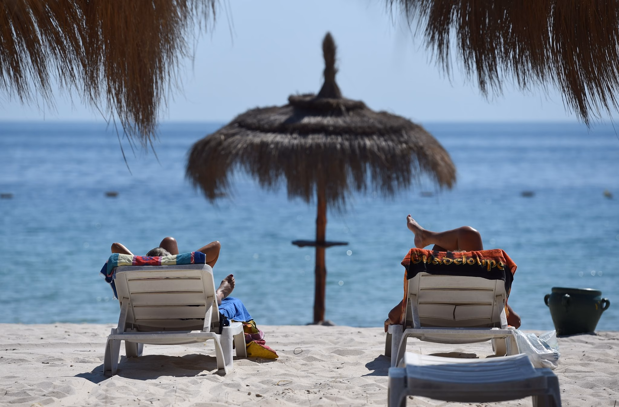 Touristen Liegen Am Strand In Sousse