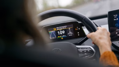 Frau fährt ein e auto