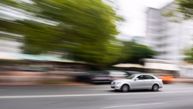 Auto fährt durch die stadt