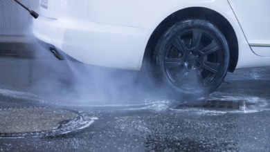 Ein Mann Reinigt Ein Auto Mit Einem Hochdruckreiniger